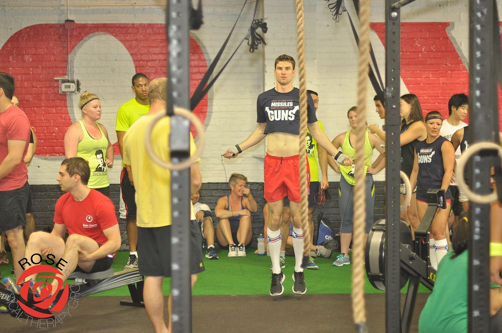 Clase grupal en un box de CrossFit junto a las anillas
